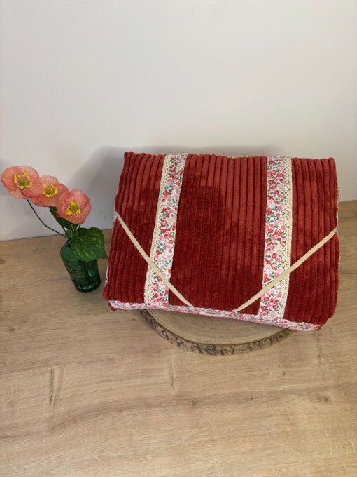 Coussin de lecture Agatha - Douceur cornaline/ Fleurs rouges/ Dentelle 