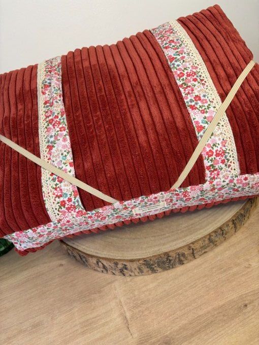 Coussin de lecture Agatha - Douceur cornaline/ Fleurs rouges/ Dentelle 