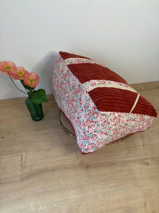 Coussin de lecture Agatha - Douceur cornaline/ Fleurs rouges/ Dentelle 