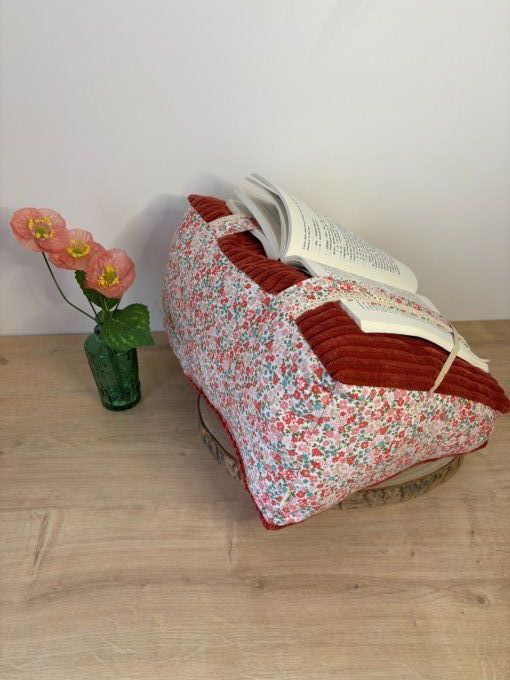 Coussin de lecture Agatha - Douceur cornaline/ Fleurs rouges/ Dentelle 